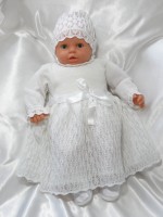 Ażurowa sukienka z czapeczką na Chrzest