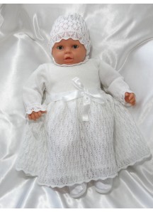 Ażurowa sukienka z czapeczką na Chrzest